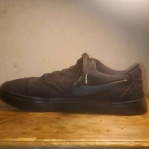 Im selling black nikes